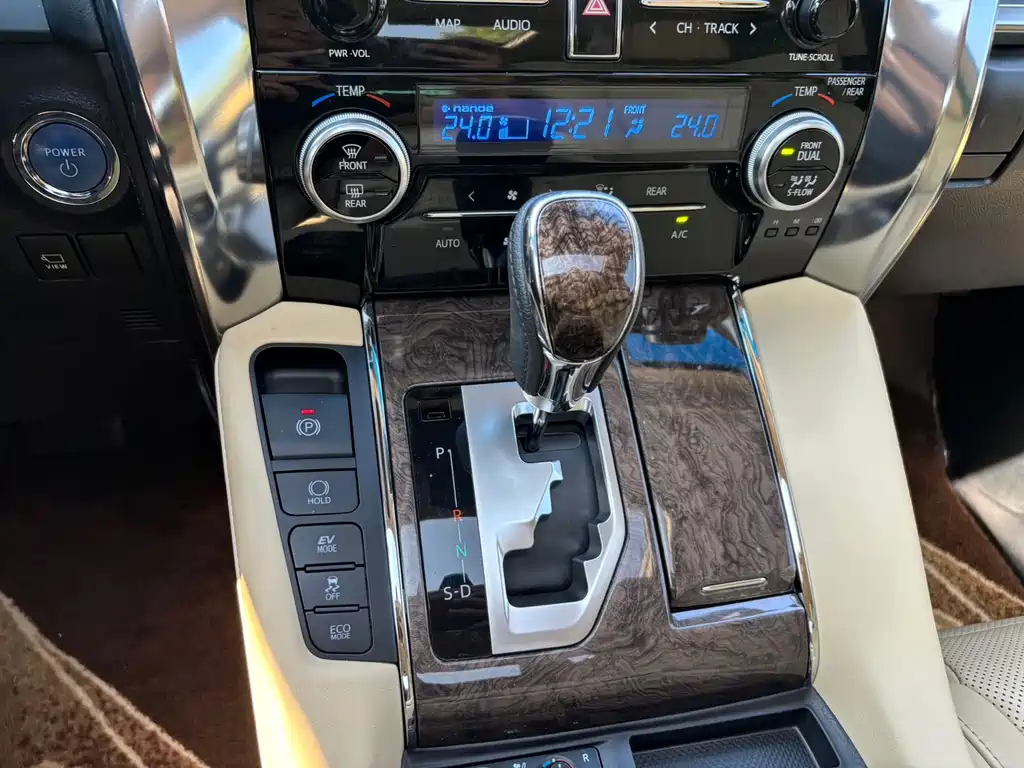 Toyota Vellfire 2023 — фото 14