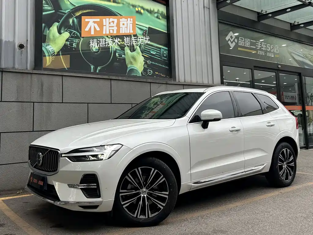 Volvo XC60 2022 — фото 1
