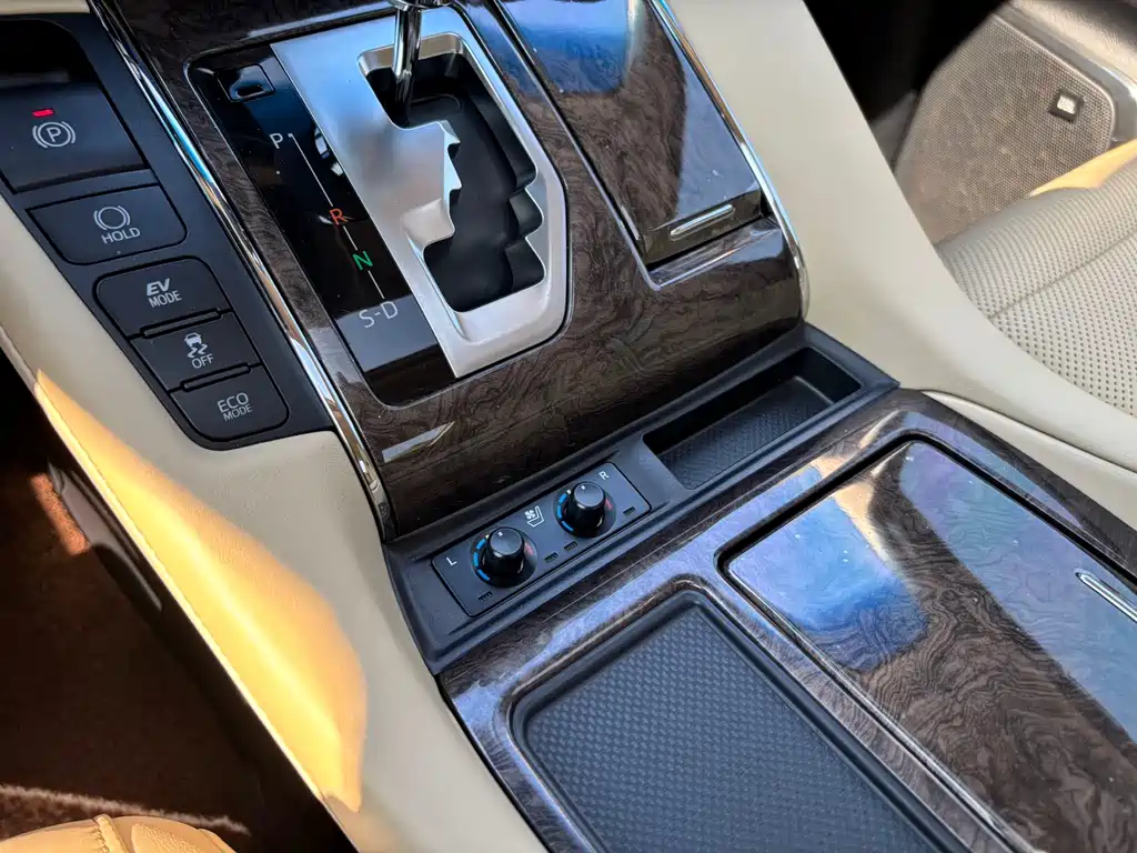 Toyota Vellfire 2023 — фото 15