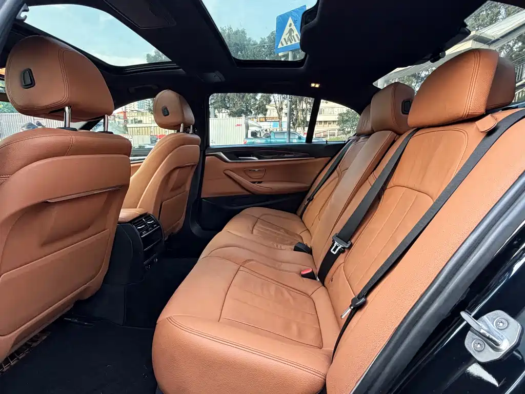 BMW 5 Series 2019 — фото 14