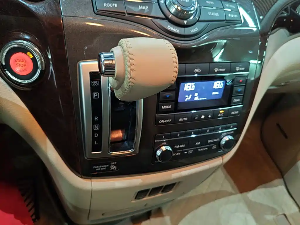 Nissan Quest 2015 — фото 14