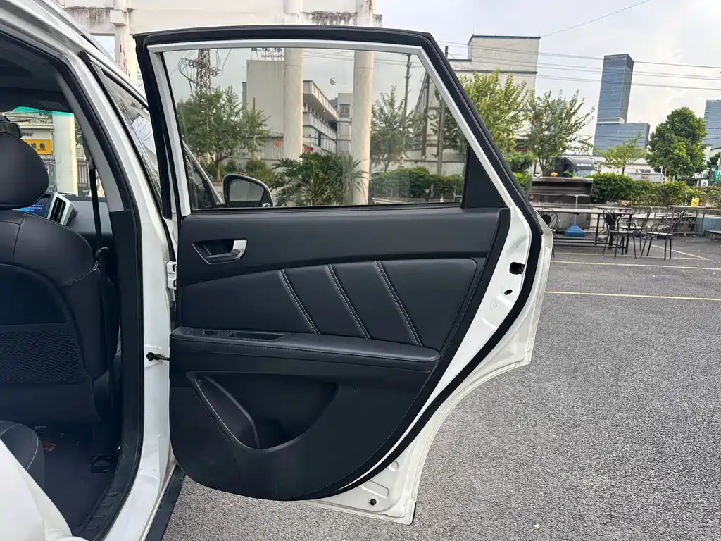 Luxgen You6 SUV 2015 — фото 14