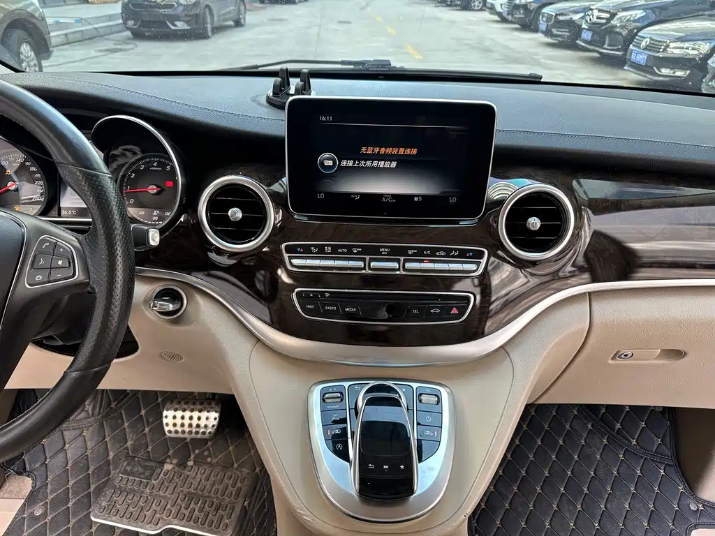 Mercedes-Benz V-Class 2019 — фото 10