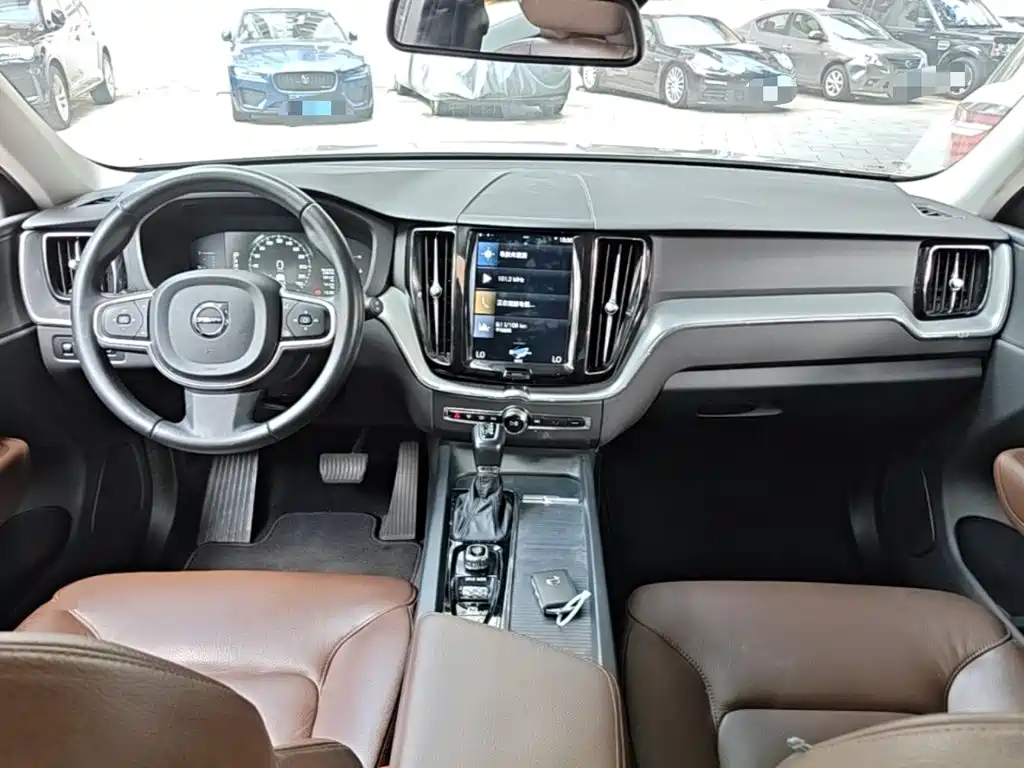 Volvo XC60 2018 — фото 16