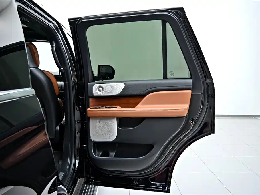 Lincoln Navigator 2020 — фото 22