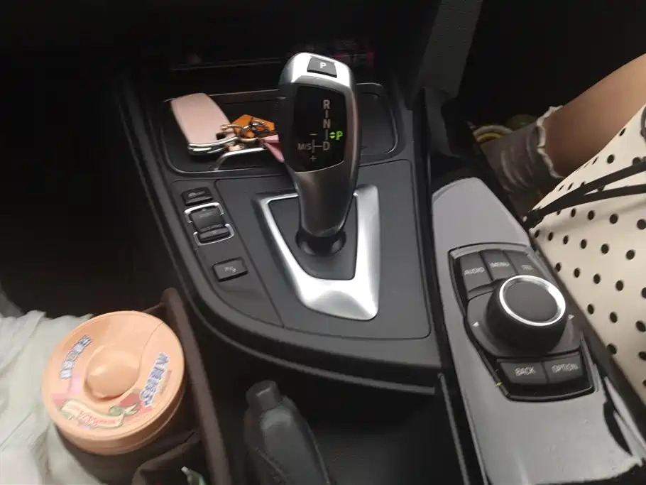 BMW 3 Series 2017 — фото 16