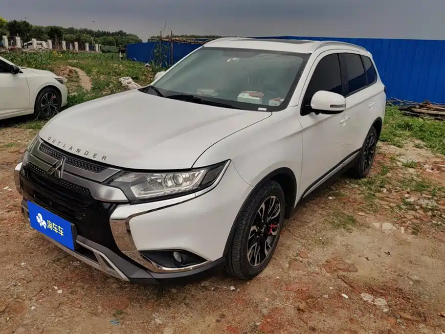Mitsubishi Outlander 2019 — фото 1