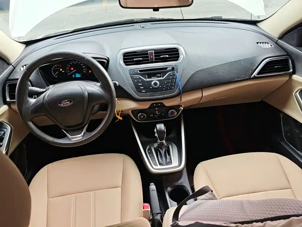 Ford Escort 2018 — фото 10
