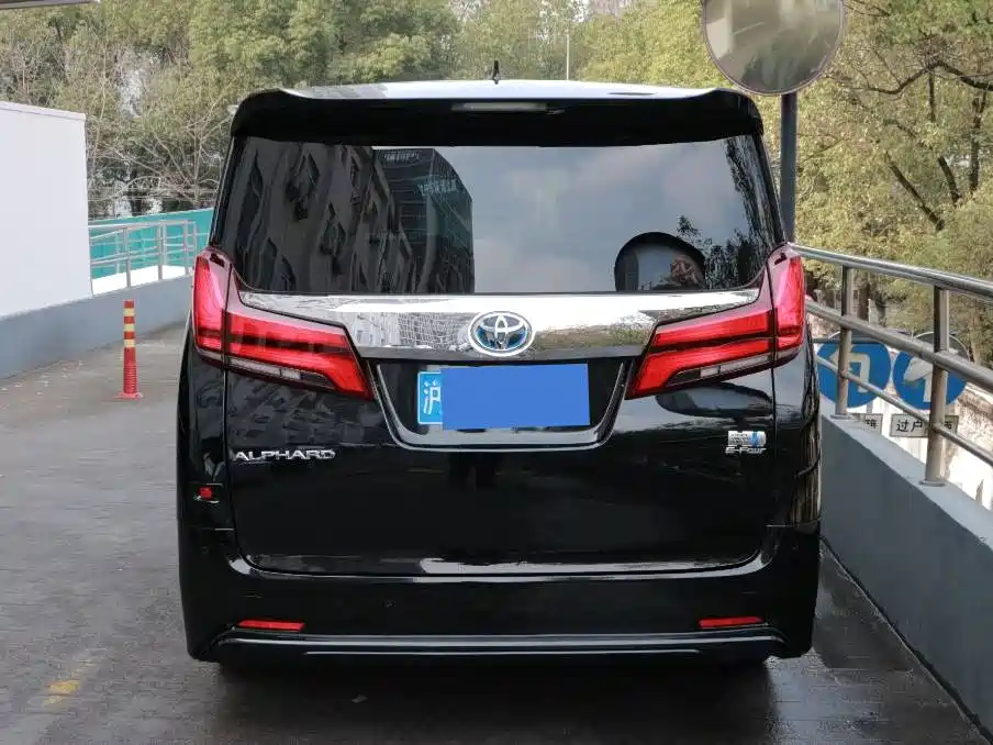 Toyota Alphard 2023 — фото 5