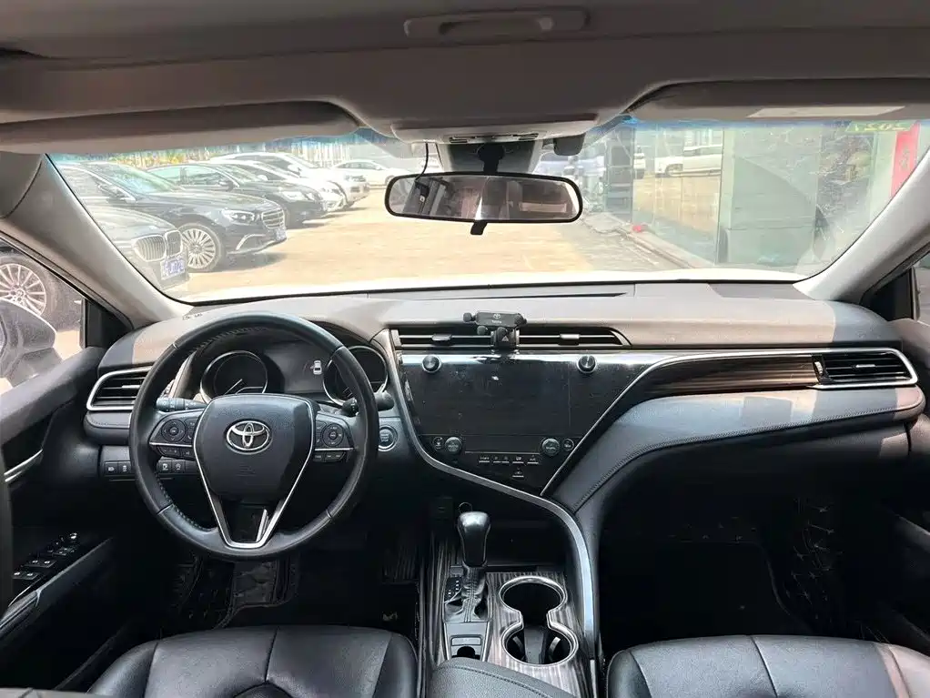 Toyota Camry 2019 — фото 9