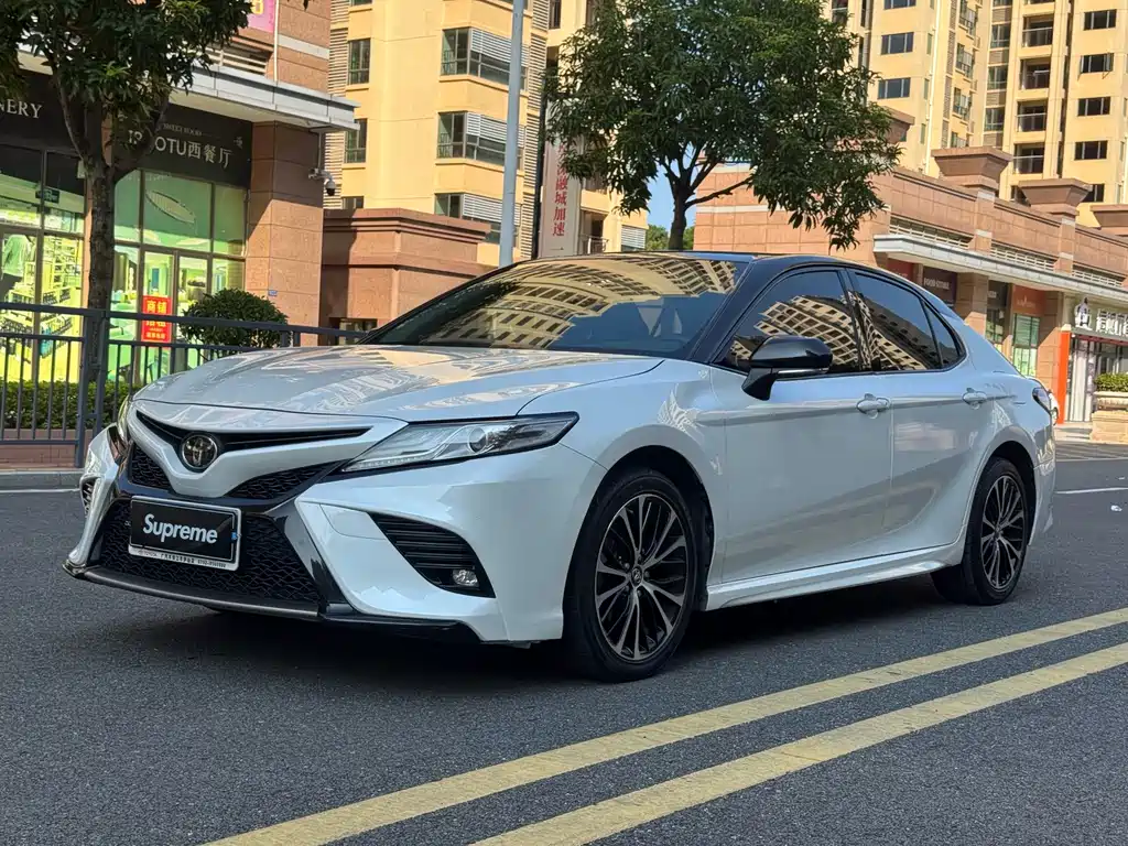 Toyota Camry 2020 — фото 1