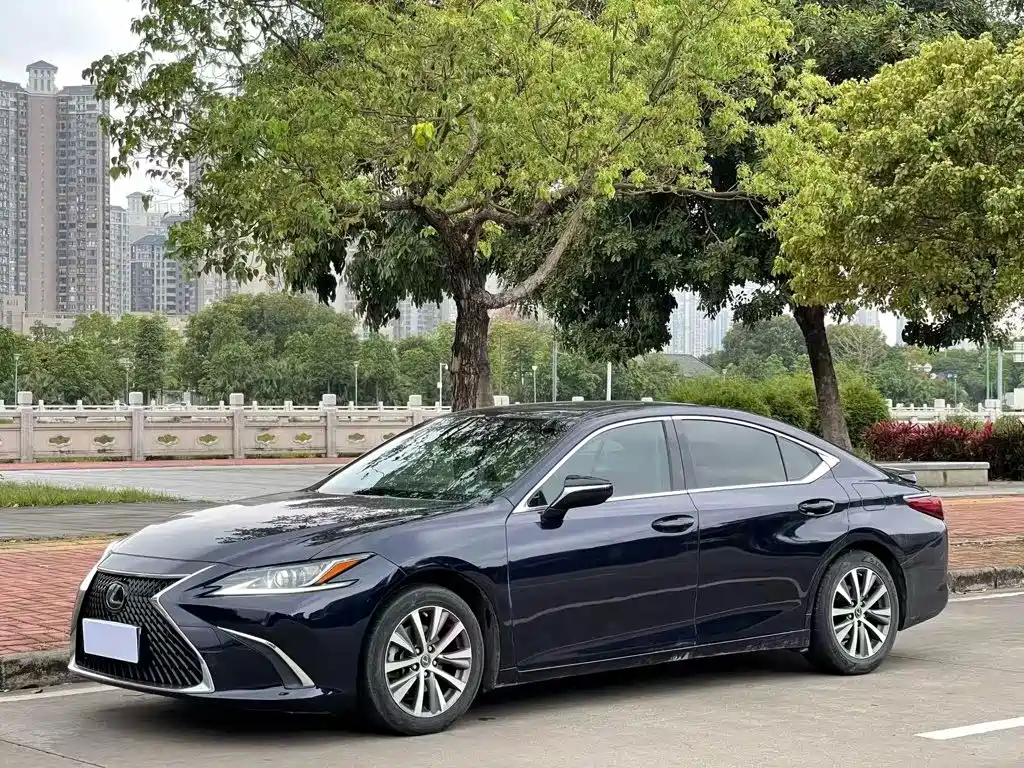 Lexus ES 2018 — фото 1