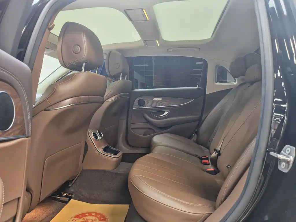 Mercedes-Benz E-Class 2023 — фото 18
