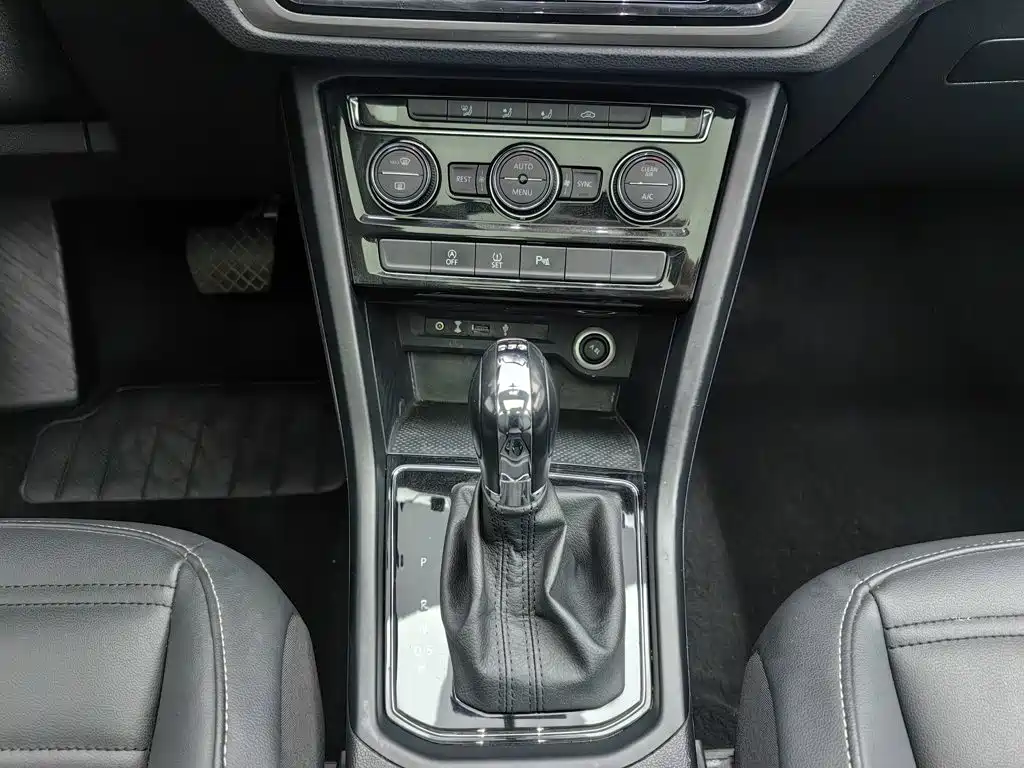 Volkswagen Touran 2018 — фото 13