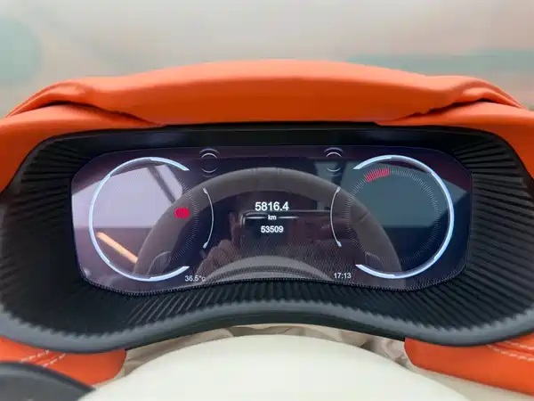 Aston Martin DBX 2021