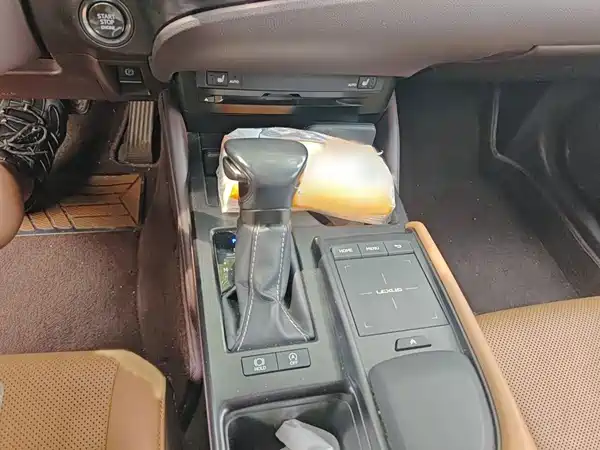 Lexus ES 2020