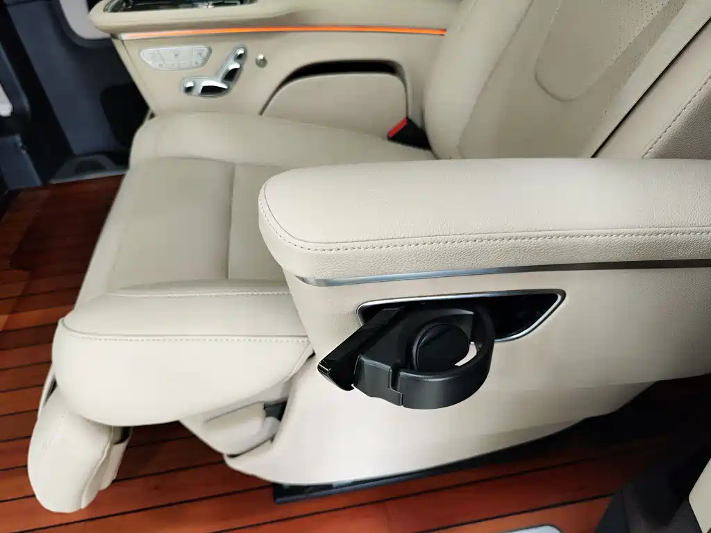 Mercedes-Benz V-Class 2023 — фото 19