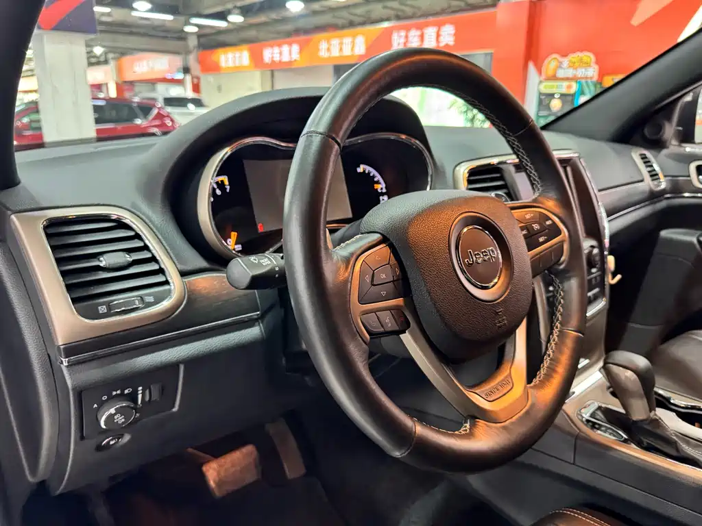 Jeep Grand Cherokee 2017 — фото 11