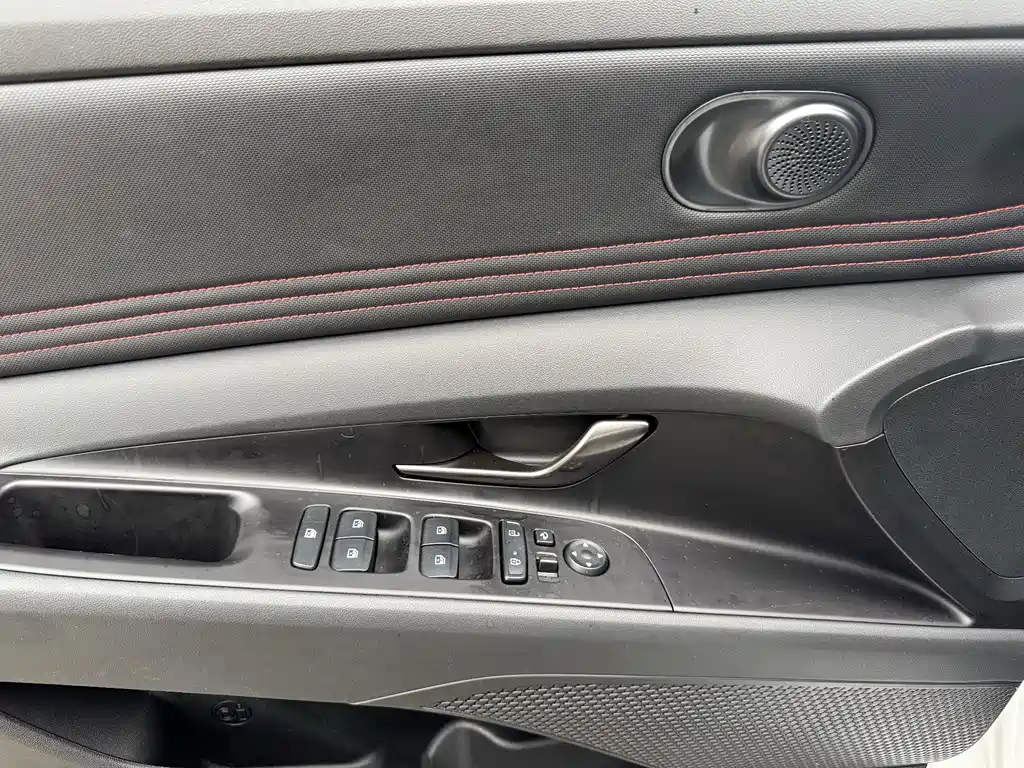 Hyundai Elantra 2023 — фото 25