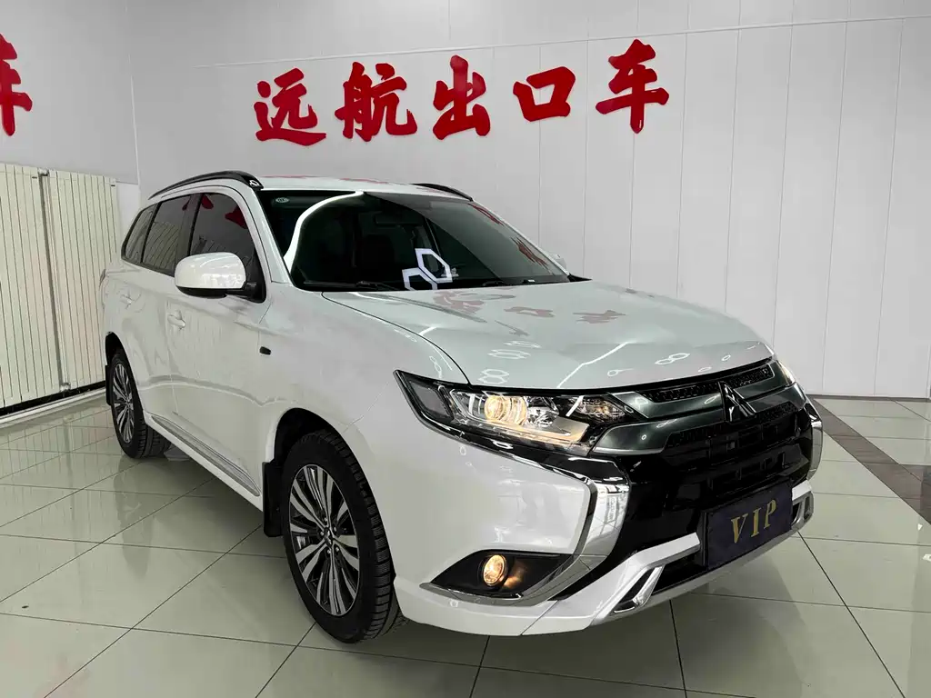 Mitsubishi Outlander 2022 — фото 3