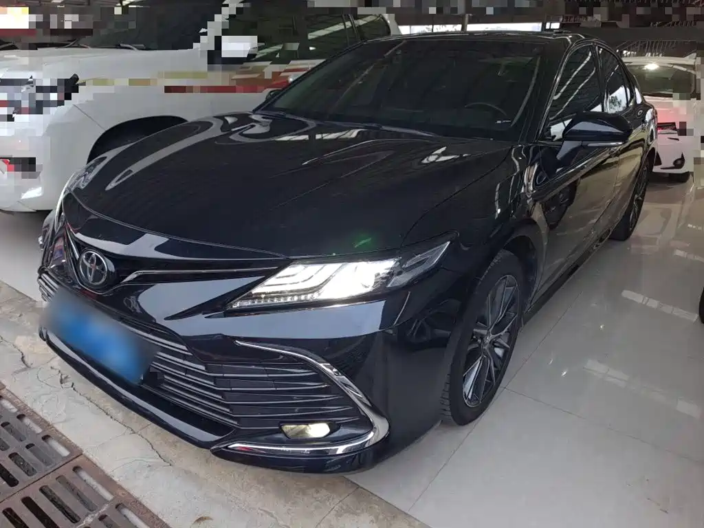 Toyota Camry 2023 — фото 1