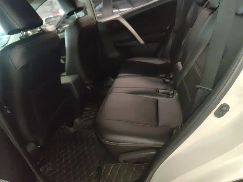 Toyota RAV4 2016 — фото 17