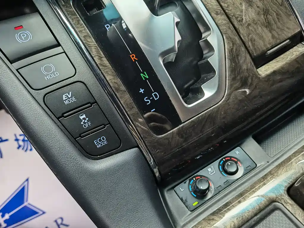 Toyota Vellfire 2021 — фото 15