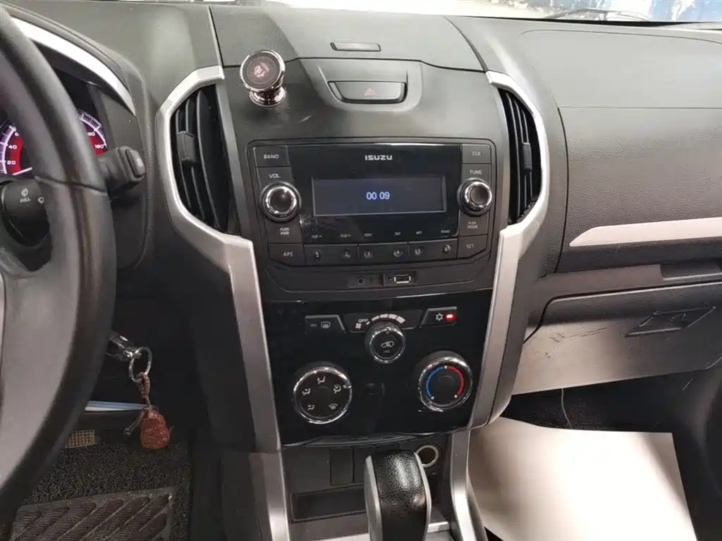 Isuzu MU-X 2017 — фото 13