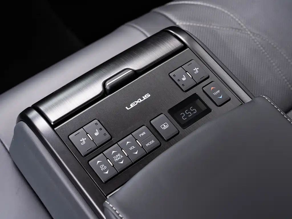 Lexus ES 2020 — фото 20