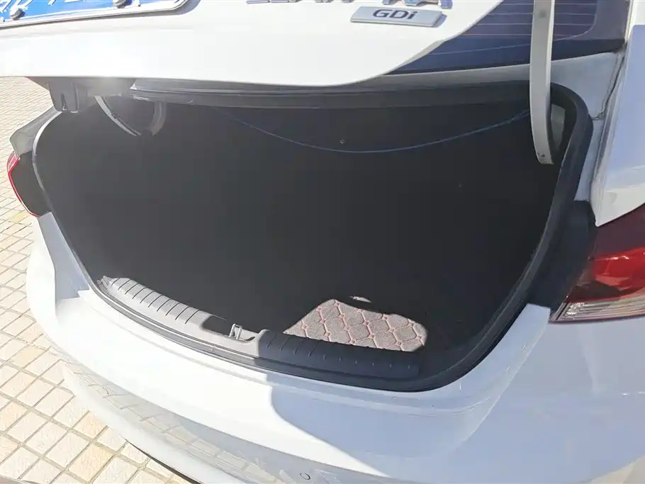 Hyundai Elantra 2018 — фото 4
