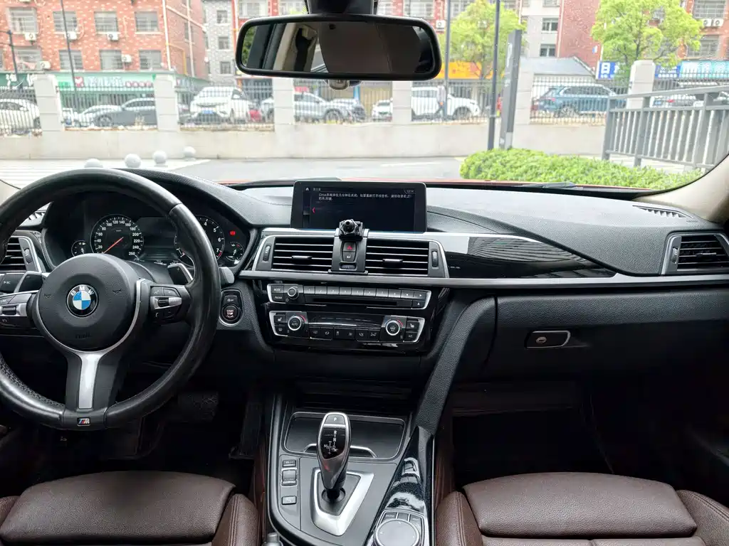 BMW 3 Series 2018 — фото 16