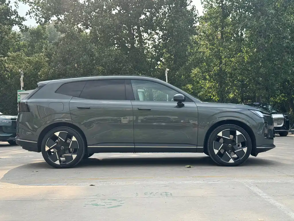 Volvo XC70 PHEV 2025 — фото 4