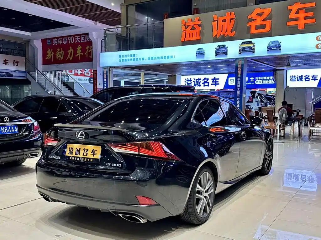 Lexus IS 2018 — фото 13