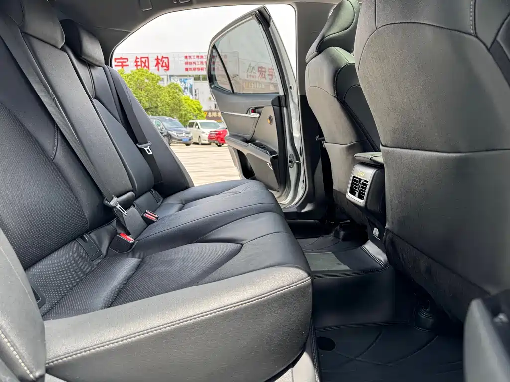 Toyota Camry 2023 — фото 11
