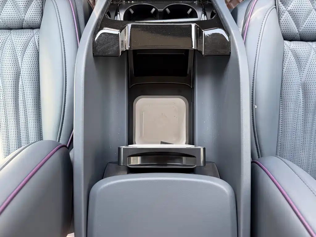 Mercedes-Benz V-Class 2024 — фото 9