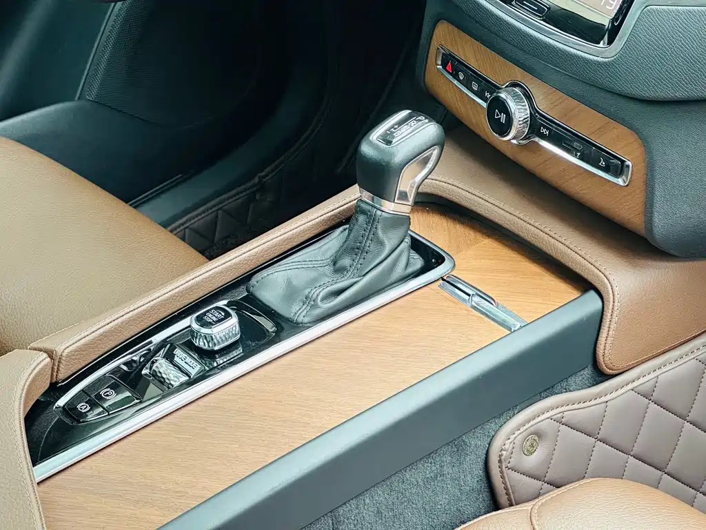 Volvo XC90 2019 — фото 16