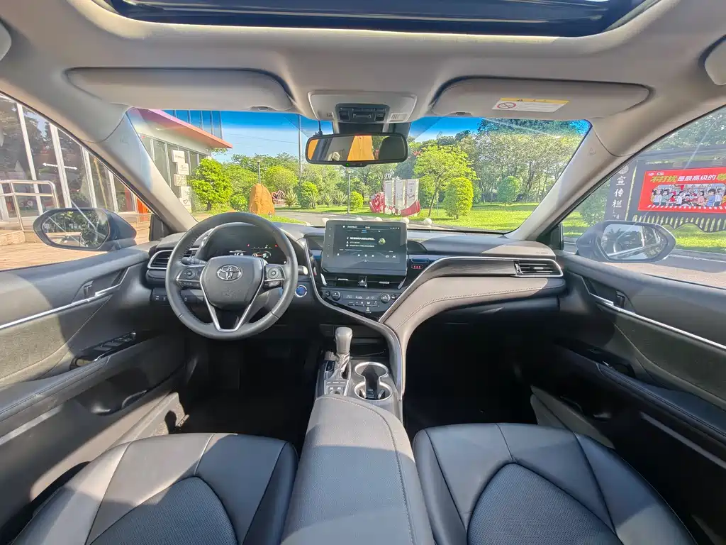 Toyota Camry 2023 — фото 10