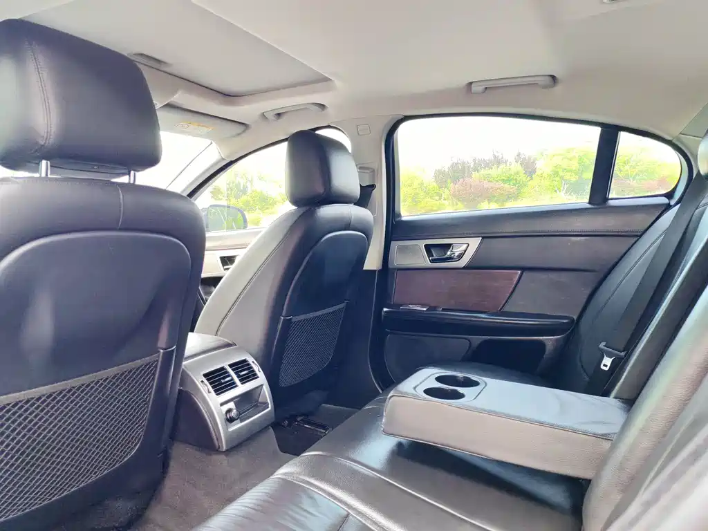 Jaguar XF 2015 — фото 18