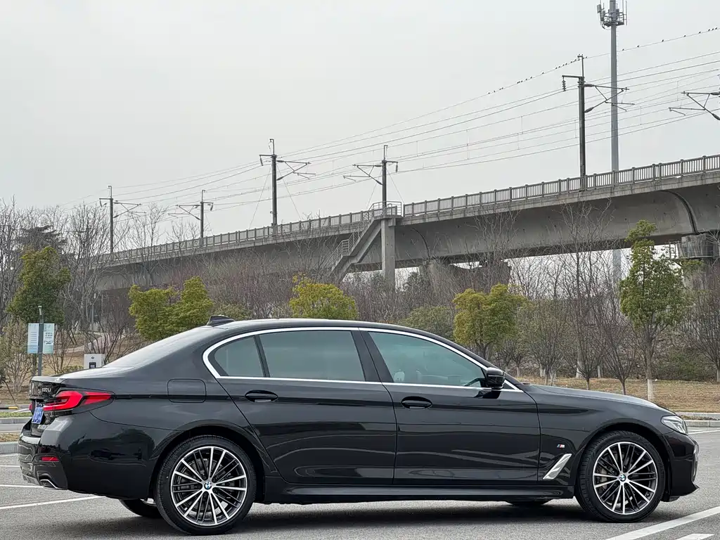 BMW 5 Series 2022 — фото 16