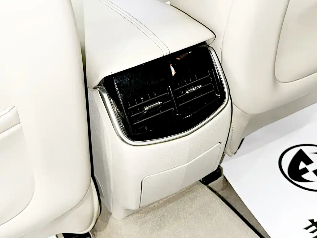 Cadillac XTS 2016 — фото 11