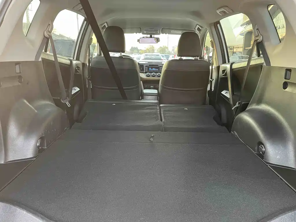 Toyota RAV4 2019 — фото 16