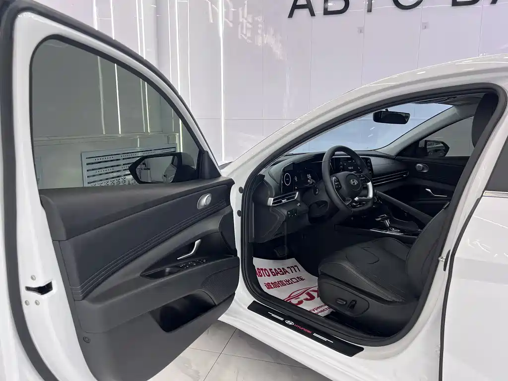 Hyundai Elantra 2023