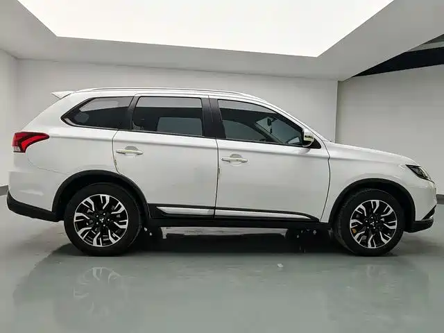 Mitsubishi Outlander 2021 — фото 12