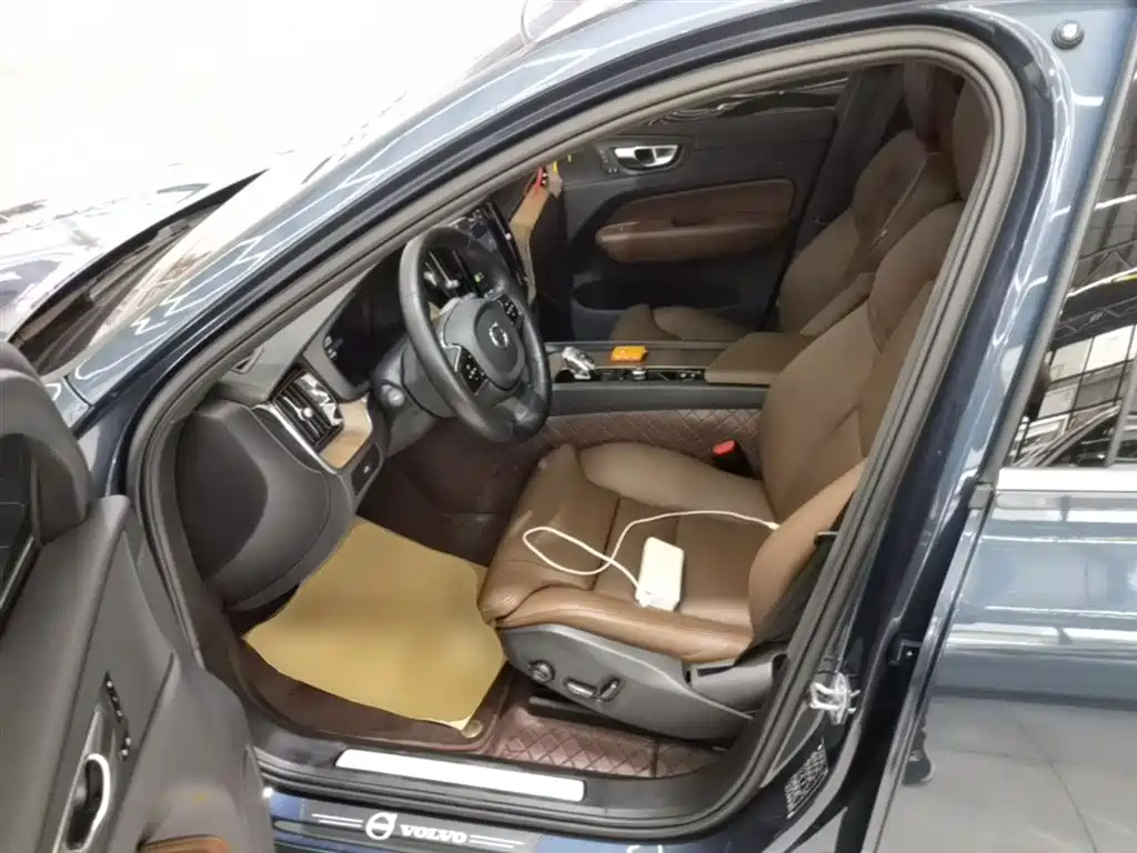 Volvo XC60 2022 — фото 22