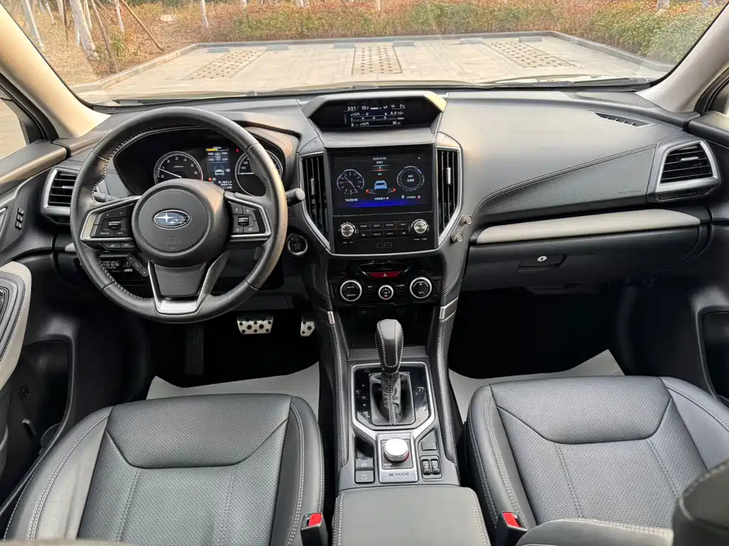 Subaru Forester 2023 — фото 11