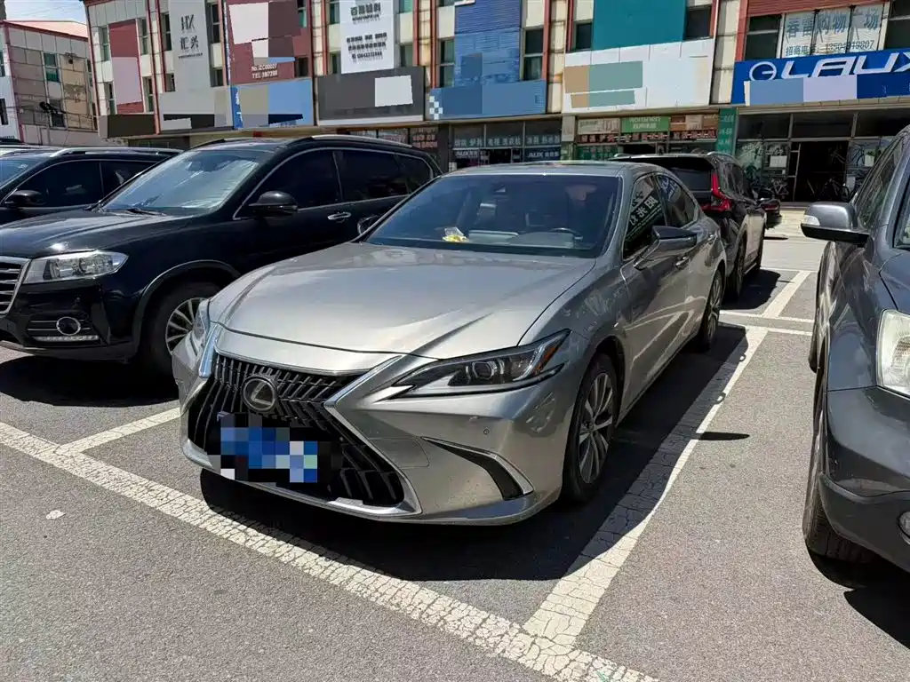 Lexus ES 2022 — фото 1