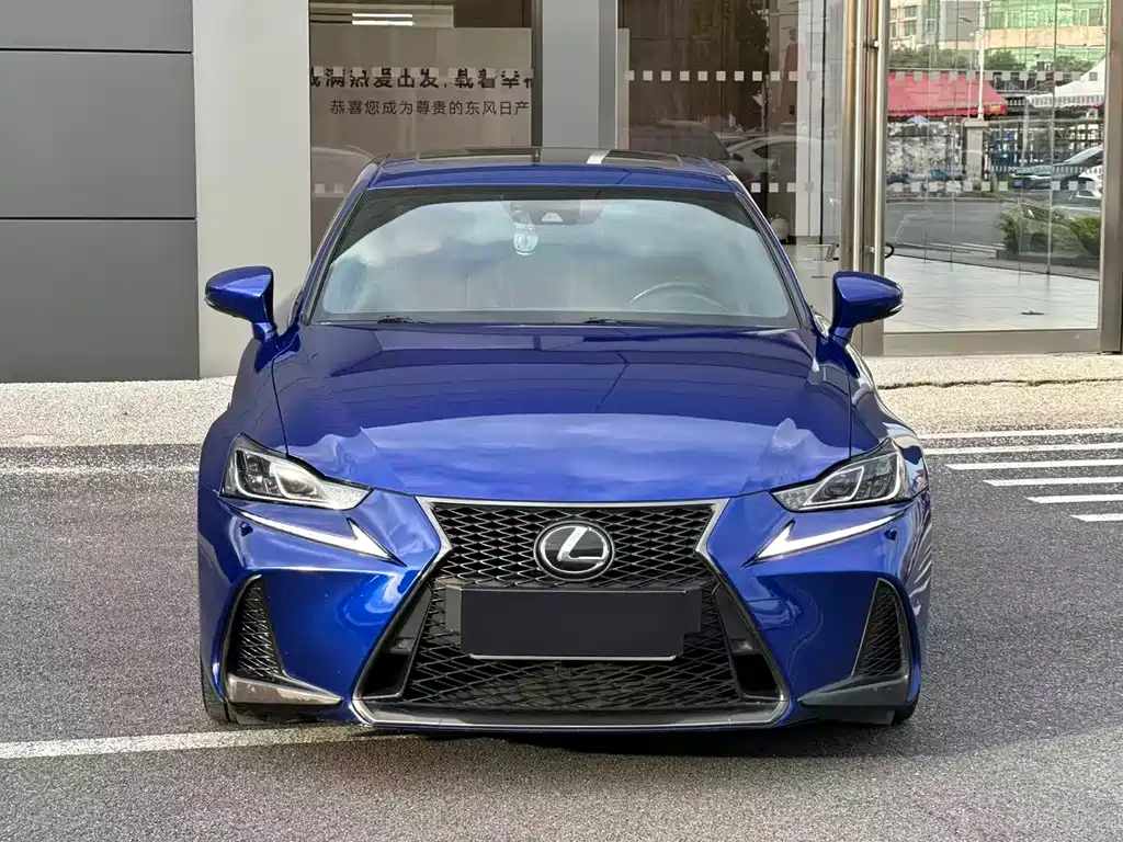 Lexus IS 2018 — фото 2