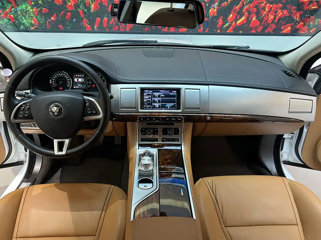 Jaguar XF 2015 — фото 9