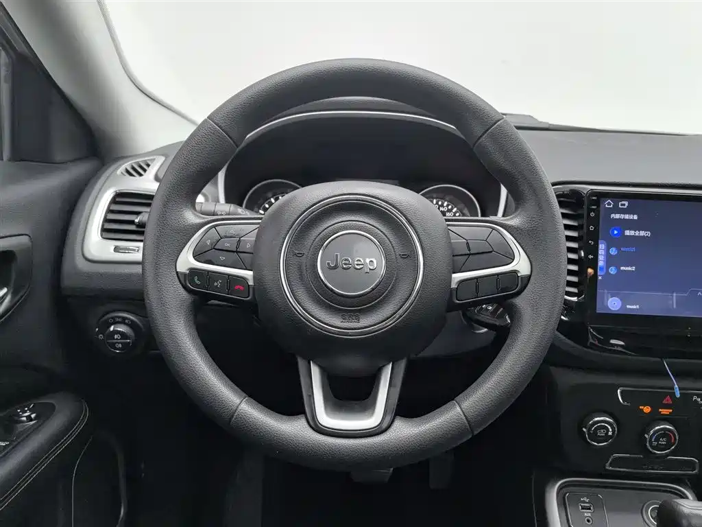 Jeep Compass 2018 — фото 11
