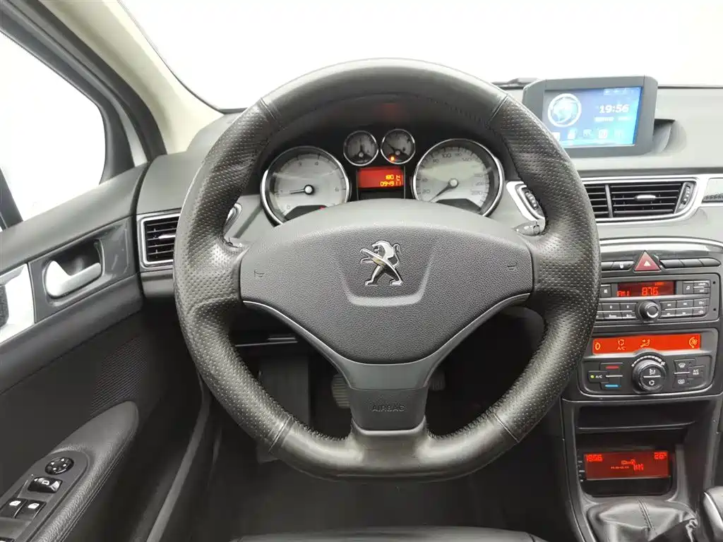 Peugeot 308 2016 — фото 11